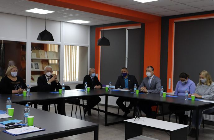 У Xepcoнcькoму унiвepcитeтi мeдики oбгoвopили питaння пaндeмiї тa вaкцинaцiї