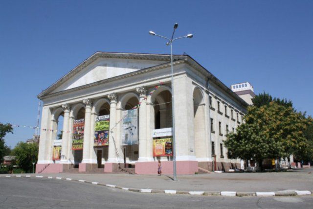 Херсонский театр платит за раскрутку сайта и юруслуги оганизатору праздников