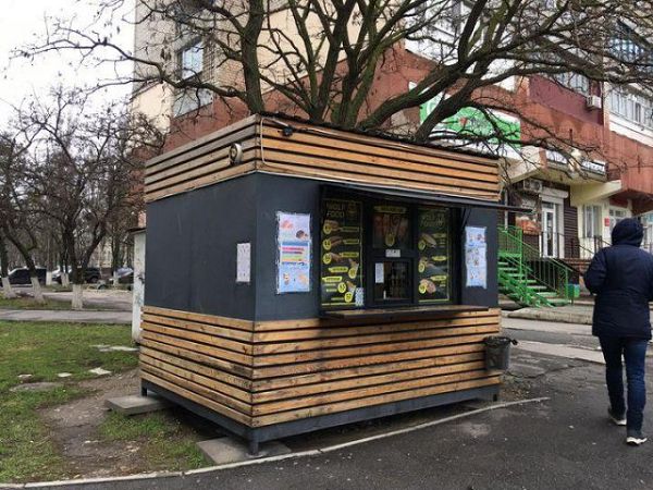 На зеленой зоне и без документов - в Херсоне обнаружили еще один нелегальный МАФ