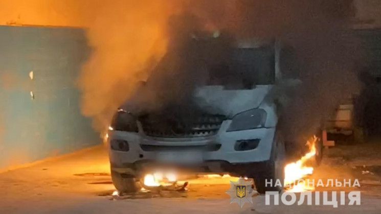 К поджогу авто херсонского полицейского причастны братья, разыскиваемых за организацию убийства