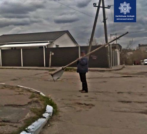 Патрульные задержали херсонца с дорожным знаком