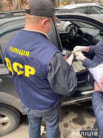 В Херсоне задержали сотрудницу исполнительной службы при получении 100 тысяч гривен взятки