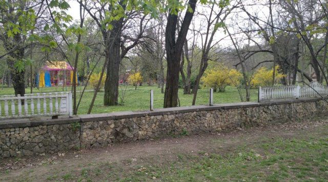 В парке в центре Херсона продолжают ломать бетонный забор
