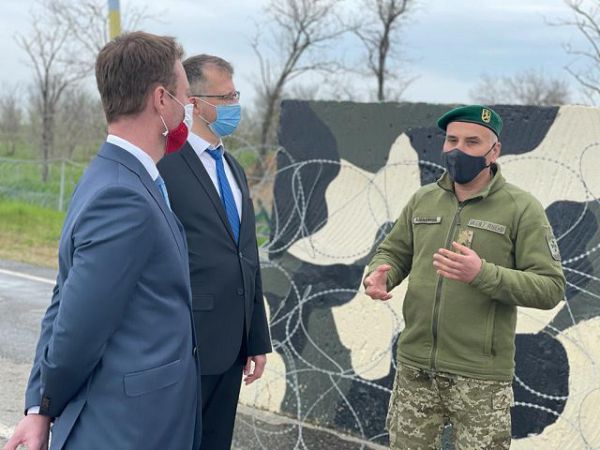 Заместители Послов Чешской и Словацкой Республики в Украине посетили КПВВ «Каланчак» и «Чаплынка»