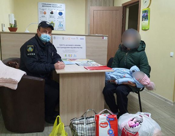 В Херсоне полицейские поместили в Кризисный центр мать с младенцем, которых выгнал из дома сожитель