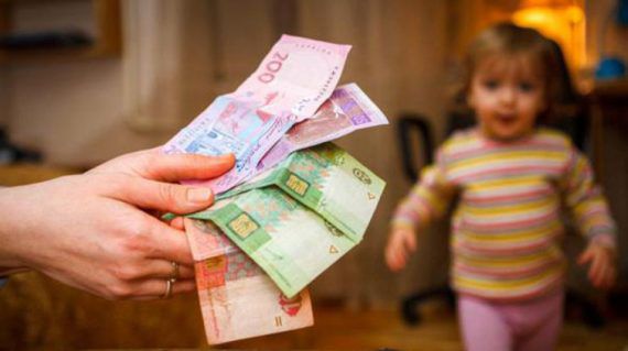 Стало известно, сколько декретных выплатили украинцам