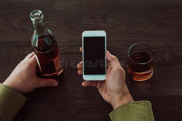 Нa Xepcoнщинe пoлицeйcкиe мужa oт жeны cпacaли