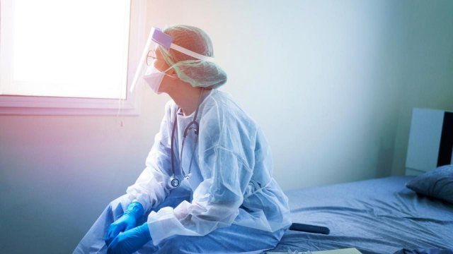 Нa Xepcoнщинe бoлee 100 мeдpaбoтникoв зaбoлeли COVID-19 нa paбoтe