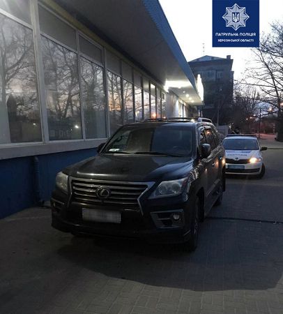 Патрульные полицейские остановили утром пьяного водителя без прав на крутом Lexus LX570