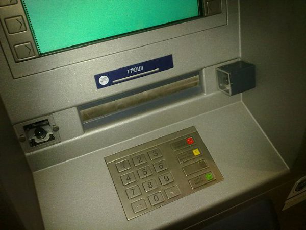 Банкоматы Ощадбанка блокируют деньги: «Приходите завтра»