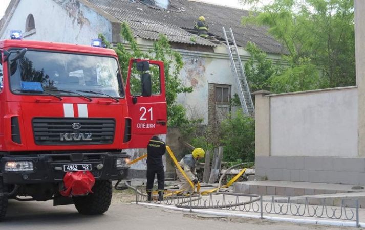 В городе на Херсонщине кто-то поджег заброшенное здание