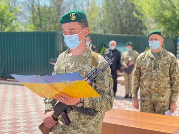 В Херсонском пограничном отряде новобранцы приняли присягу
