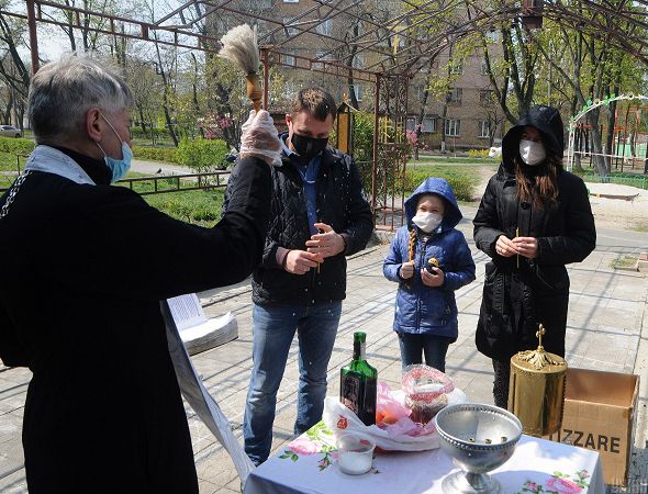На Пасху верующие в нарядной одежде и с пасхальными корзинами отправляются на литургию