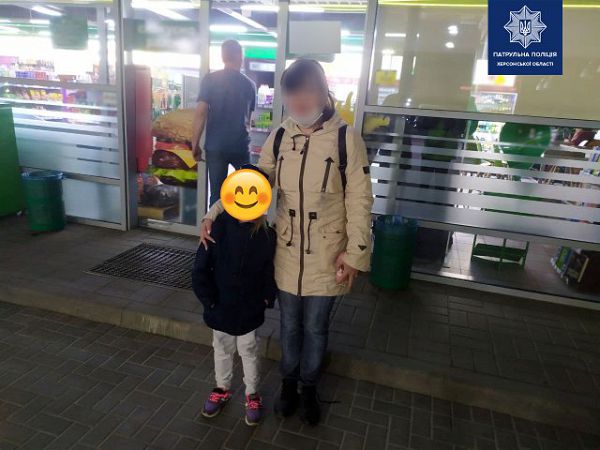 Херсонские патрульные помогли матери с 5-летней дочкой, которые отстали от туристического автобуса