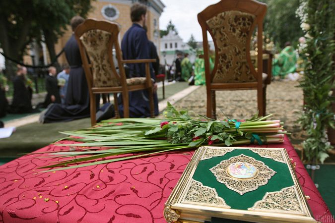 Церкви к Троице украшают зеленью, цветами и ветками берез