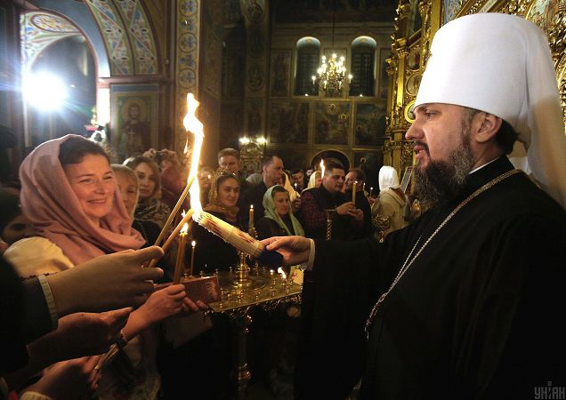 Пасхальная служба в храмах начинается ближе к полуночи с субботы на воскресенье