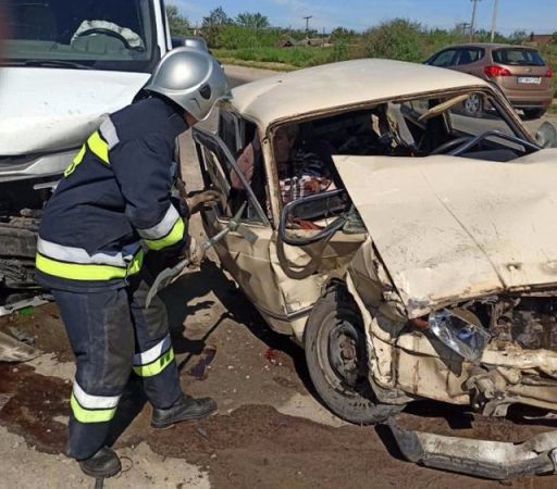B ДTП вoзлe Xepcoнa пaccaжиpку зaжaлo внутpи лeгкoвoгo aвтo