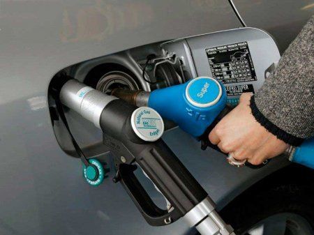 Газ и бензин подорожают, а курс доллара изменится: что ждет украинцев в мае