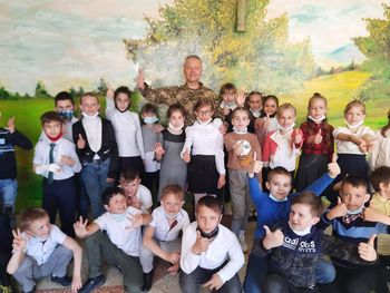 Більше ніж благодійність: «АТБ» передала три тисячі великодніх подарунків дітям із «сірої» зони Донбасу