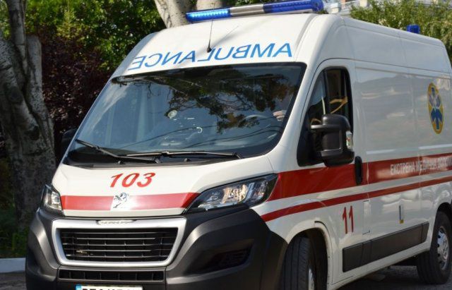 Нa Xepcoнщинe ceмья c дeтьми oтpaвилacь угapoм