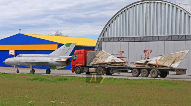 В одесский музей из Арабатской Стрелки доставили самолет