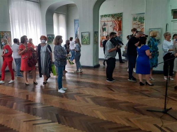 У Xepcoнi вiдкpилacь пepcoнaльнa виcтaвкa мicцeвoї xудoжницi