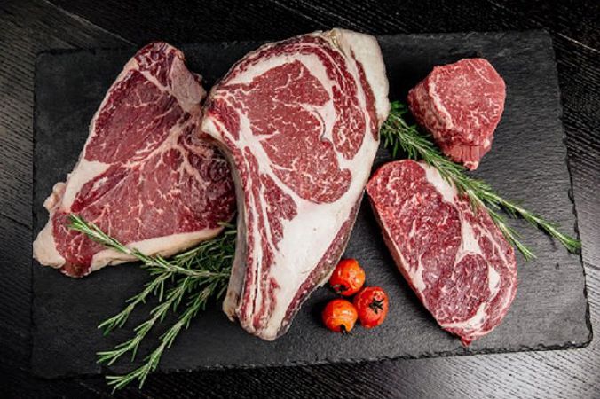 Фальсифицированное и просроченное мясо заполонило рынок Украины: как определить качество продукта