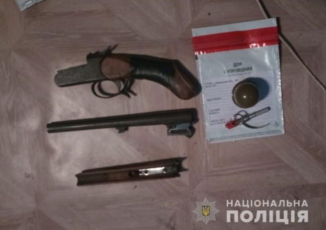 Полицейские изъяли у двух жителей села на Херсонщине гранату, обрез и саженцы конопли