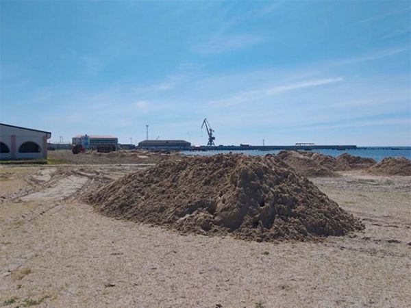 В Скадовске на пляж завезли песок