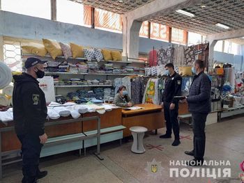 Поліцейські Херсонщини винесли громадянам 80 адміністративних постанов за відмову одягати захисні маски