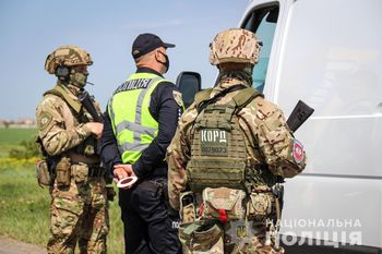 За три дні відпрацювання в Генічеському районі поліцейські найшли поля з коноплею, зброю та ігрові зали