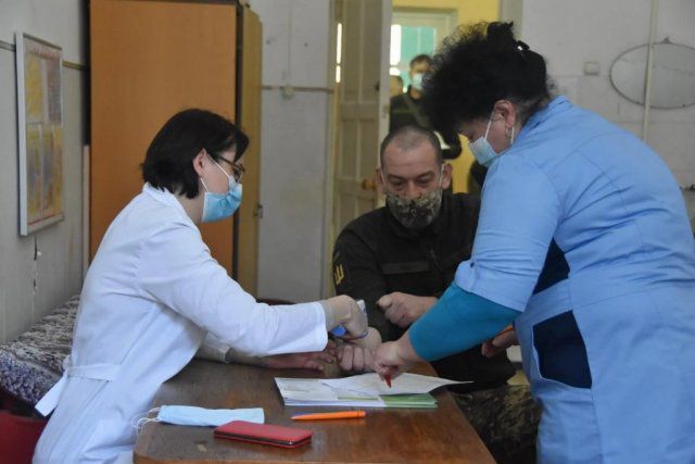 В трех городах Украины завтра открываются центры массовой вакцинации от коронавируса