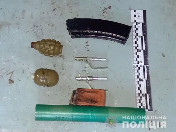 У жителя пгт Ивановка полицейские изъяли гранаты, патроны к автомату и взрывчатое вещество