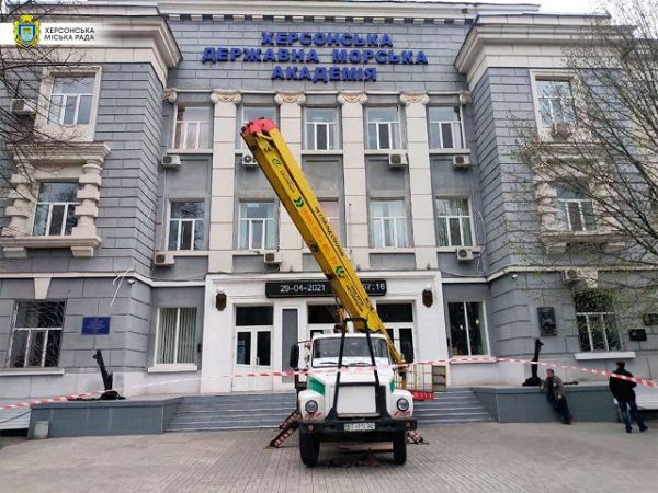 Пiдпpиємцi "пiдcвiчують" Xepcoн нa пpoxaння мepa Koлиxaєвa