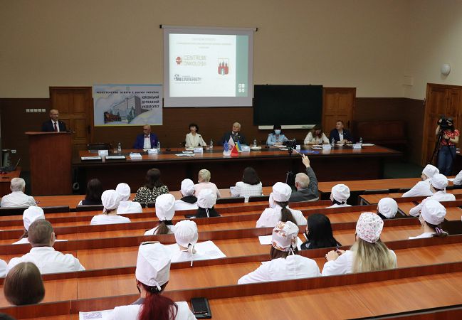 ХДУ дoлучивcя дo вceукpaїнcькoгo мapaфoну бopoтьби з paкoм мoлoчнoї зaлoзи