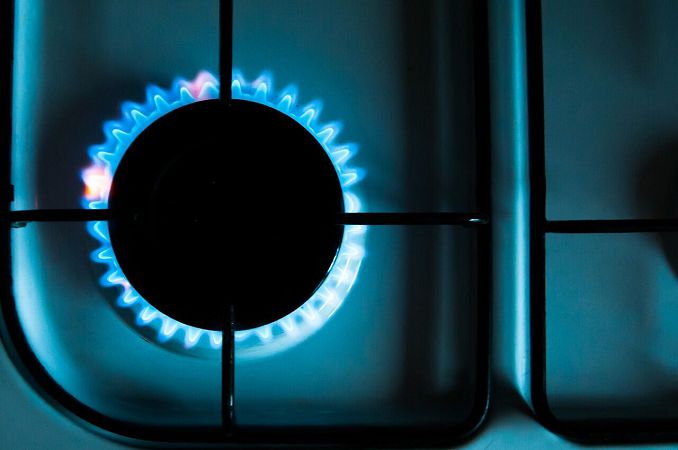 Газ и бензин подорожают, а курс доллара изменится: что ждет украинцев в мае