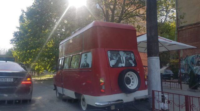 В Херсоне возле здания областной власти появилось кафе на колесах - горожане считают это нарушением ПДД