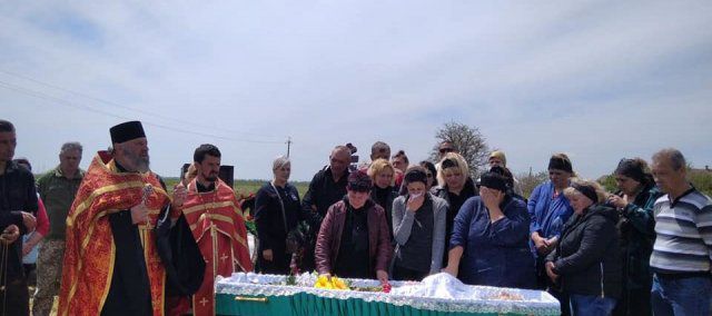 Священник Херсонской епархии пел погибшего военного Владимира Шульца