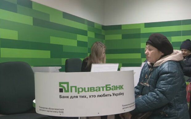 С карты ПриватБанка ежедневно списывали деньги: как без ведома украинцев у них исчезают тысячи и куда жаловаться