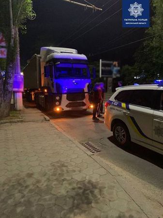 Нетверезий водій вантажівки на Ушакова отримав від патрульних протокол та постанову