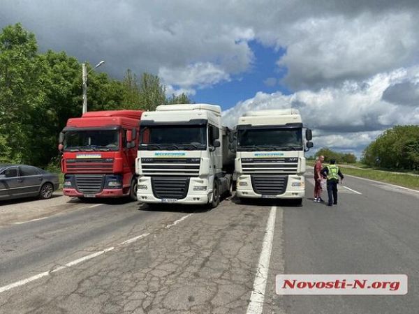 В Николаевской области сотни фур перекрыли трассу: протестуют против взвешивания