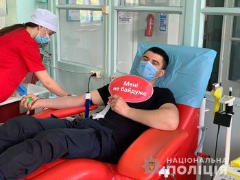Поліцейські Херсонщини поповнили банк крові для постраждалих в ДТП