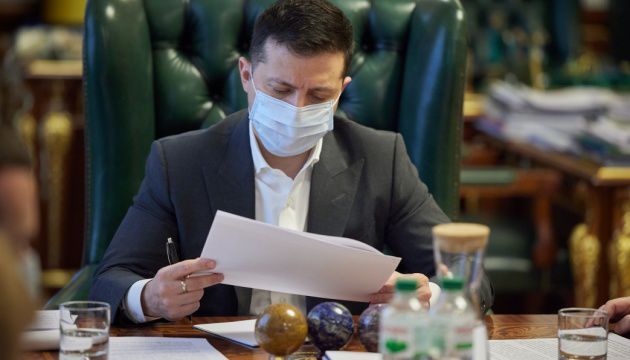 Зеленский присвоил звание «Мать-героиня» девяти херсонкам