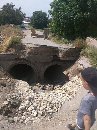 Обвал коллектора на улице Колодезной в Херсоне не ремонтируют, хотя прошло более двух месяцев после аварии