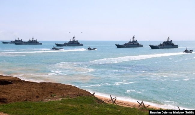 Корабли Черноморского флота России во время учений в Черном море, 22 апреля 2021 года