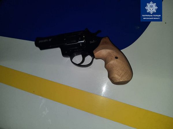 В Херсоне полицейские задержали двух вооруженных граждан