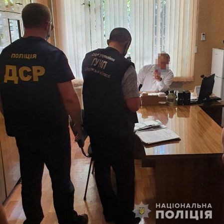100 тыс. грн взятки за аренду помещения - на Херсонщине разоблачили руководителя центра первичной медико-санитарной помощи