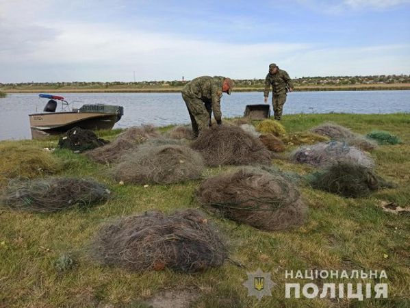 На Херсонщине работники водной полиции обнаружили 2 километра браконьерских сетей