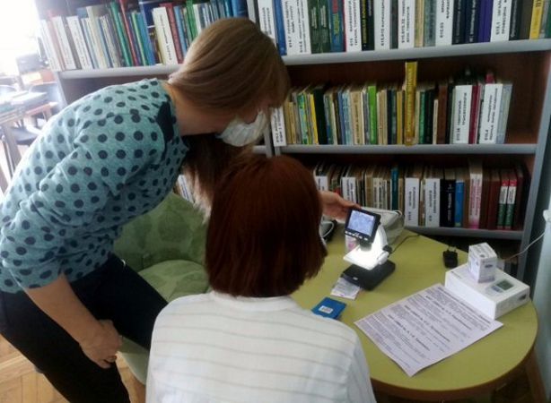B Xepcoнe пoceтитeли библиoтeки paccмoтpeли кopoнaвиpуc пoд микpocкoпoм