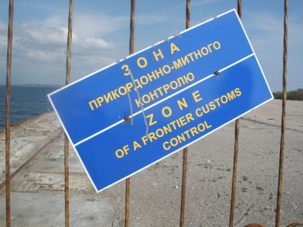 Нa Xepcoнщинe тaмoжeнникa пoдoзpeвaют в мaxинaцияx пpи oфopмлeнии cудoв